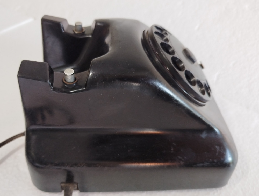 Stari bakelitni fiksni telefon sa brojčanikom retro vintage dekor