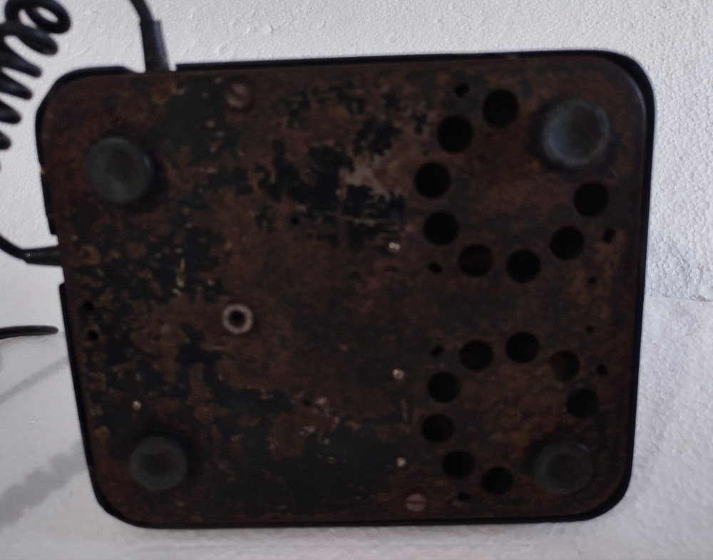 Stari bakelitni fiksni telefon sa brojčanikom retro vintage dekor