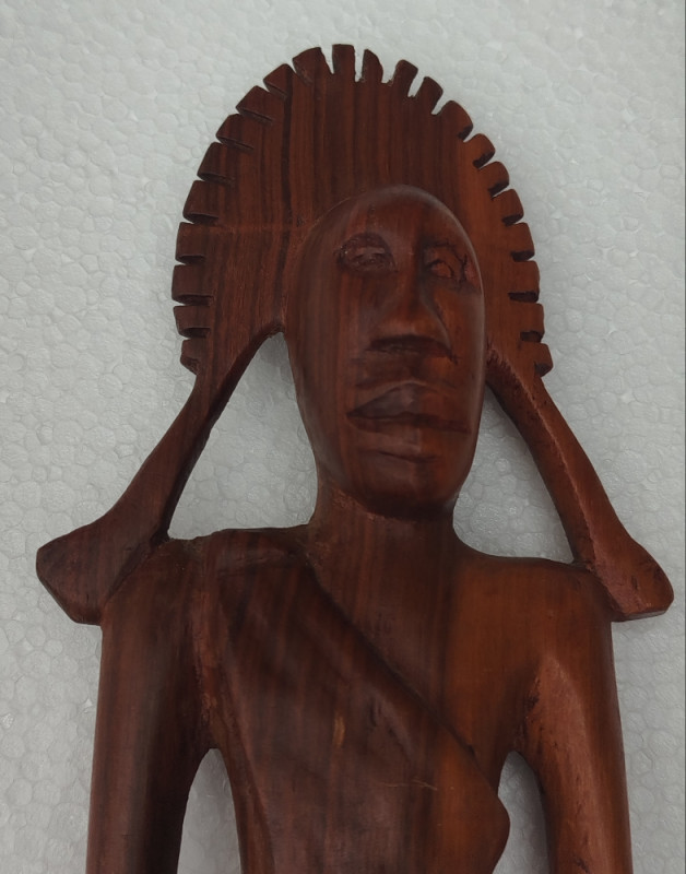Drvena ručno rezbarena figura afrička skulptura etno dekoracija