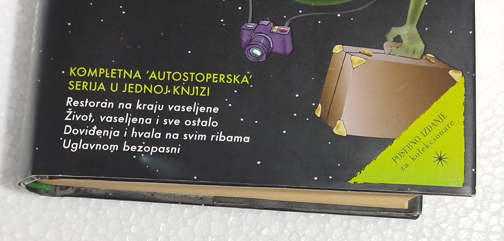 Autostoperski vodič kroz galaksiju Daglas Adams kultna knjiga