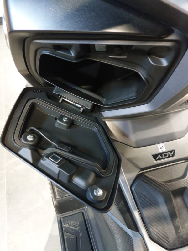 VOGE SR1 ADV 125 SKUTER MOTOR Piaggio Yamaha