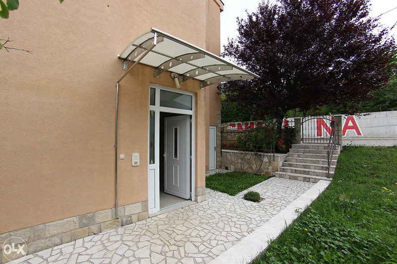 Kuća sa poslovnim prostorom i dva stana u Cimu