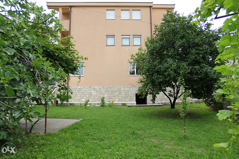 Kuća sa poslovnim prostorom i dva stana u Cimu