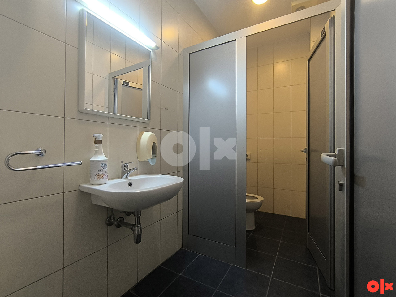 Daje se u najam uredski poslovni prostor površine 220 m2