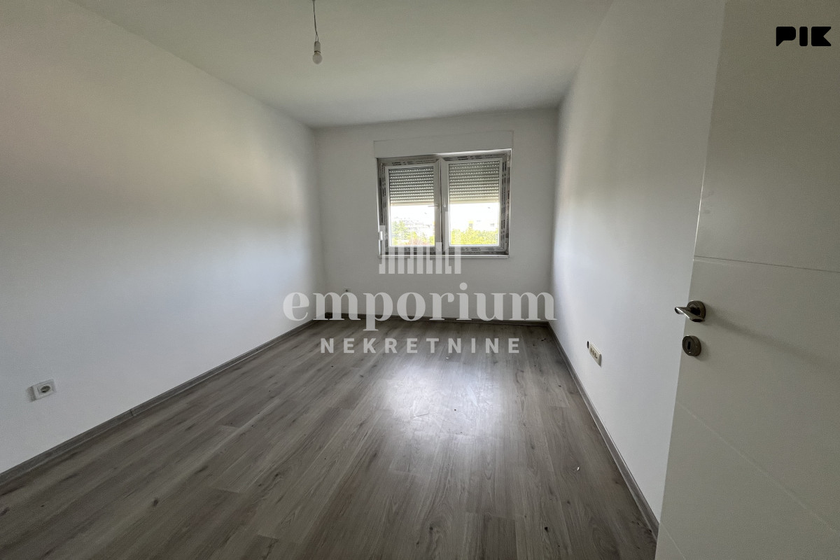 Useljiv trosoban stan 73m2 na III spratu sa liftom ID:2782/EN