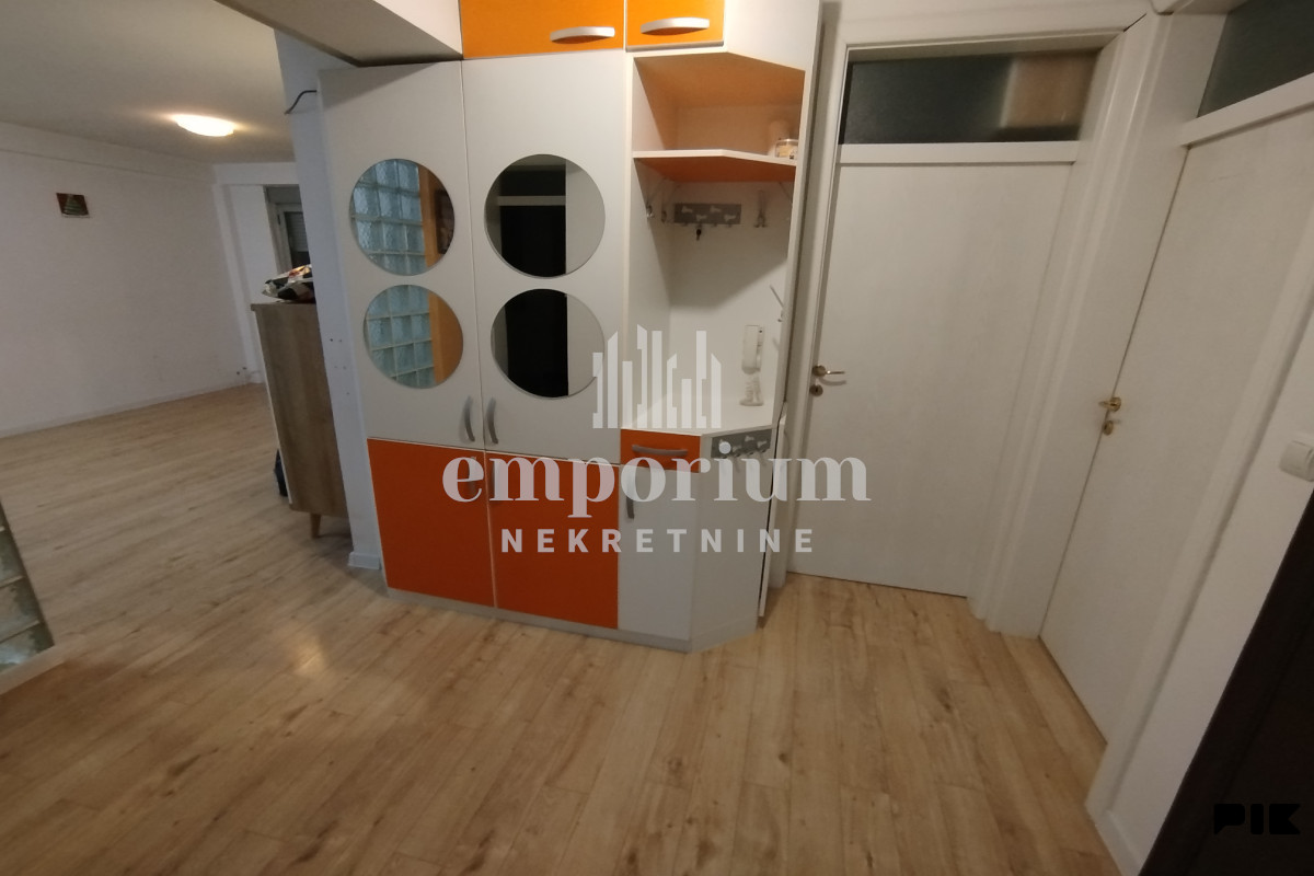 Trosoban stan sa garažnim parking mjestom u centru ID: 2793/BN