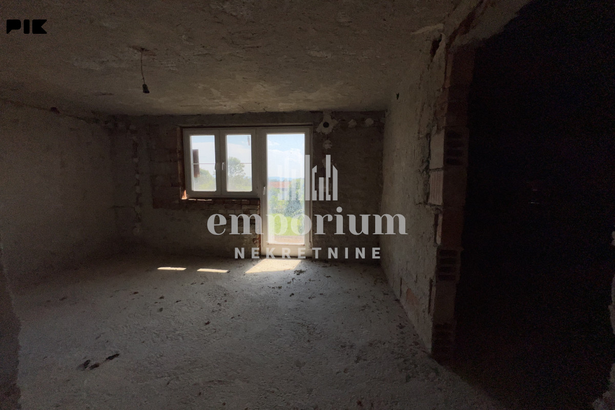 Kuća sa pomoćnim objektom i zemljištem od 14.034 m2 ID: 2754/EN