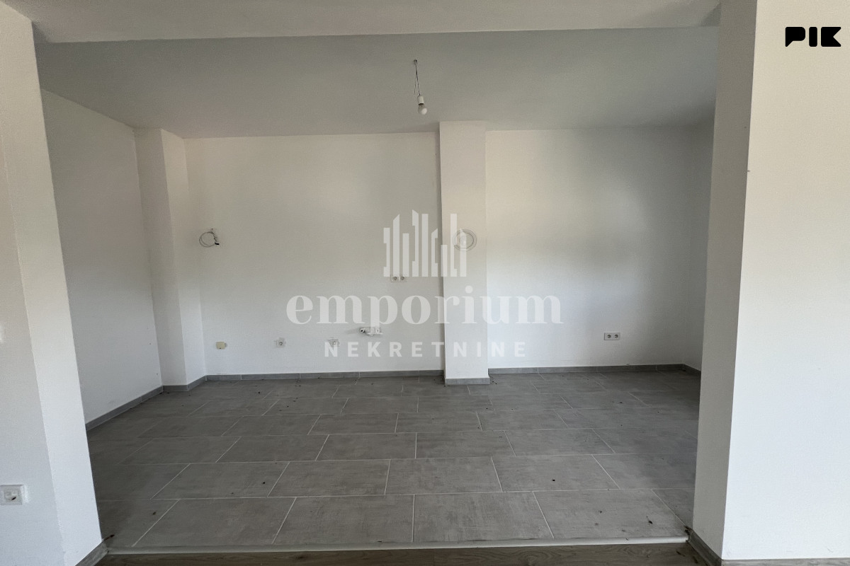 Useljiv trosoban stan 73m2 na III spratu sa liftom ID:2782/EN