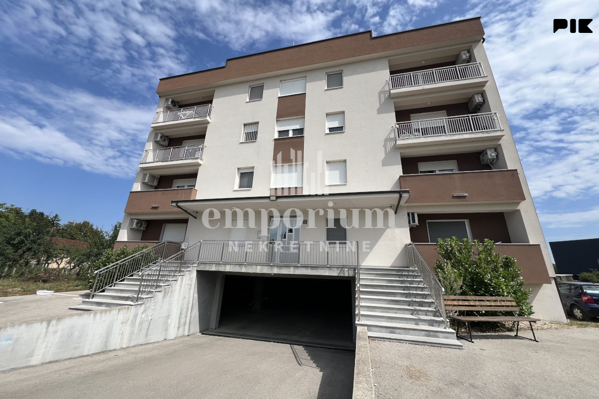 Useljiv trosoban stan 73m2 na III spratu sa liftom ID:2782/EN