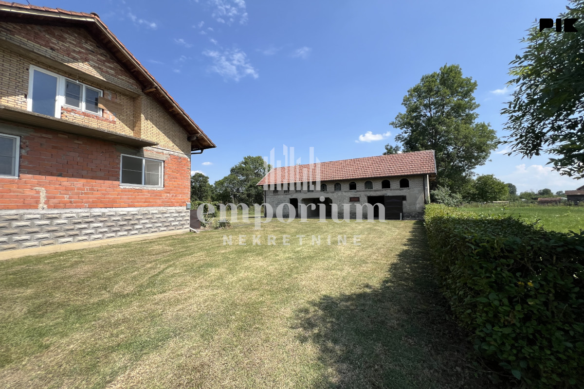 Kuća sa pomoćnim objektom i zemljištem od 14.034 m2 ID: 2754/EN