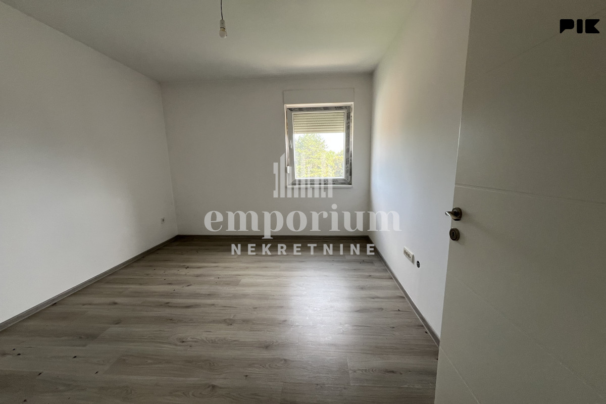 Useljiv trosoban stan 73m2 na III spratu sa liftom ID:2782/EN