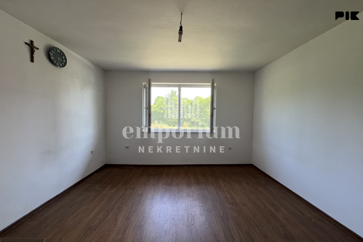 Kuća sa pomoćnim objektom i zemljištem od 14.034 m2 ID: 2754/EN