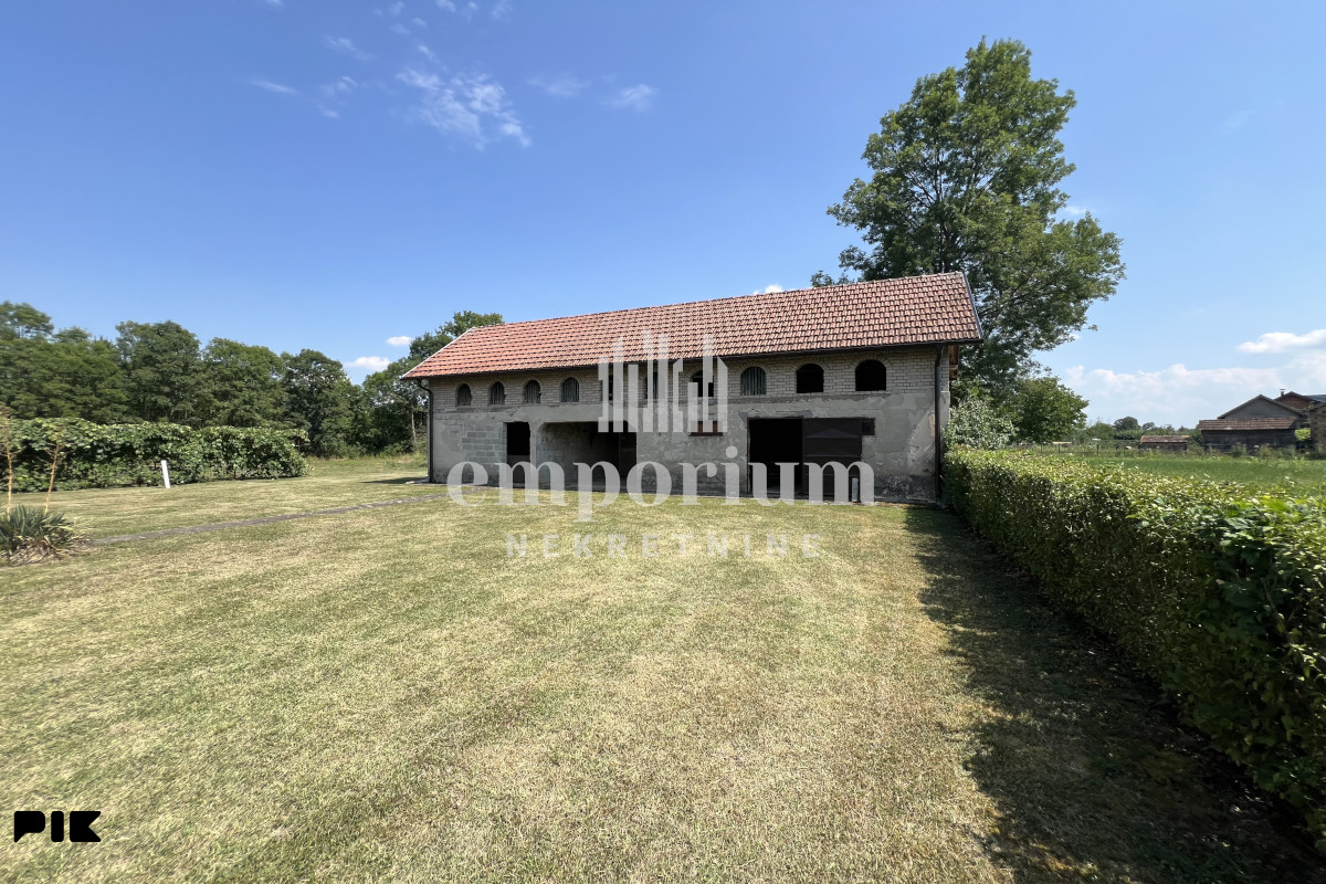 Kuća sa pomoćnim objektom i zemljištem od 14.034 m2 ID: 2754/EN