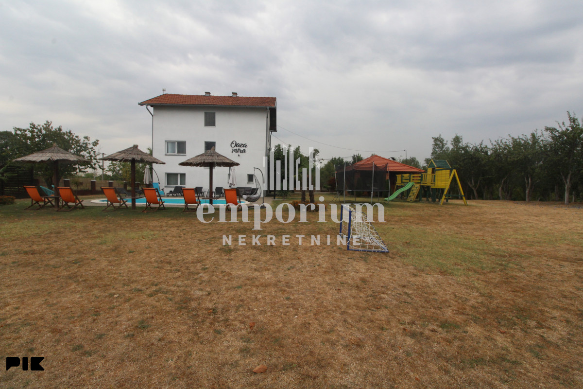 Vikendica sa bazenom, ljetnikovcem i dvorištem ID:2802/BN