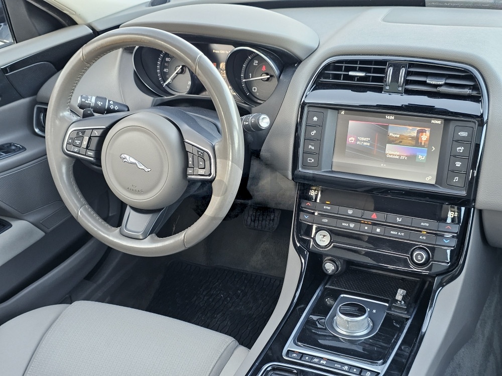 Jaguar XE 2016 Automatik 2.0 d 132kW RWD Panorama