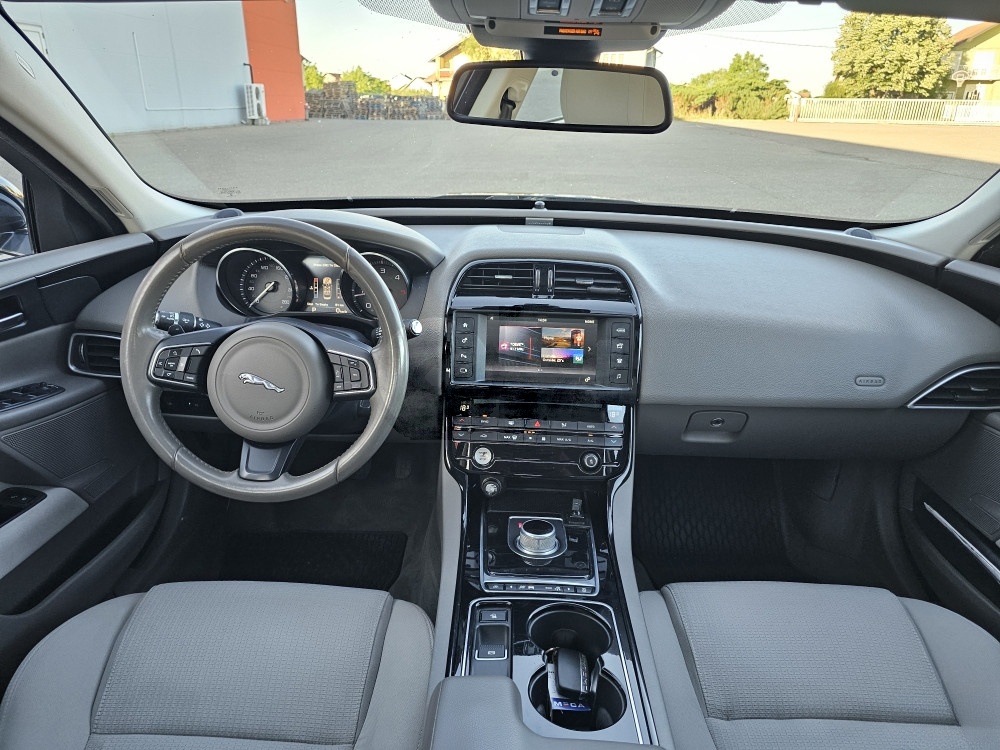 Jaguar XE 2016 Automatik 2.0 d 132kW RWD Panorama