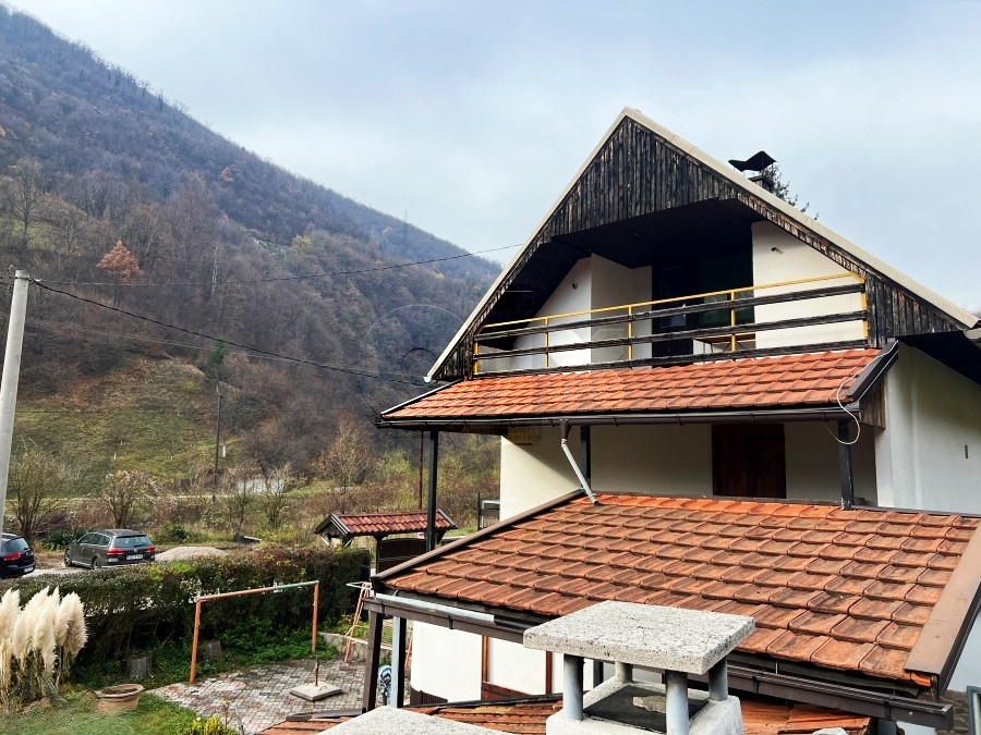Dvospratna kuća sa konobom, Zenica