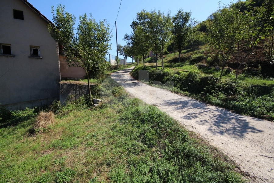 Dvije kuće i veliko imanje, Zenica P=18120m2