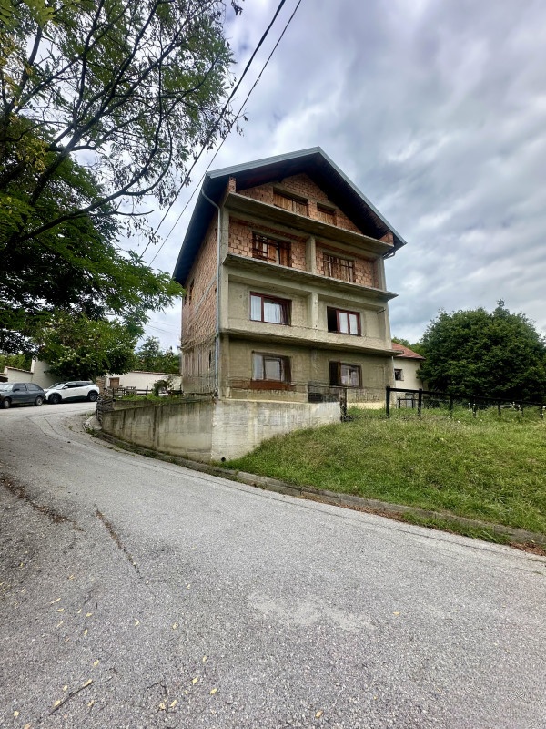 Kuća na 450 m2 okućnice, Poljine, Sarajevo