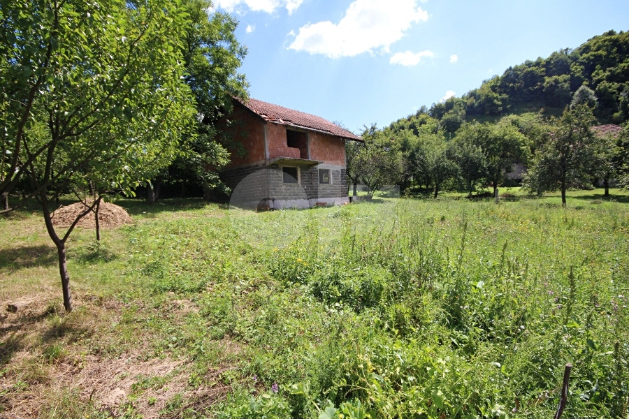 Dvije kuće i veliko imanje, Zenica P=18120m2