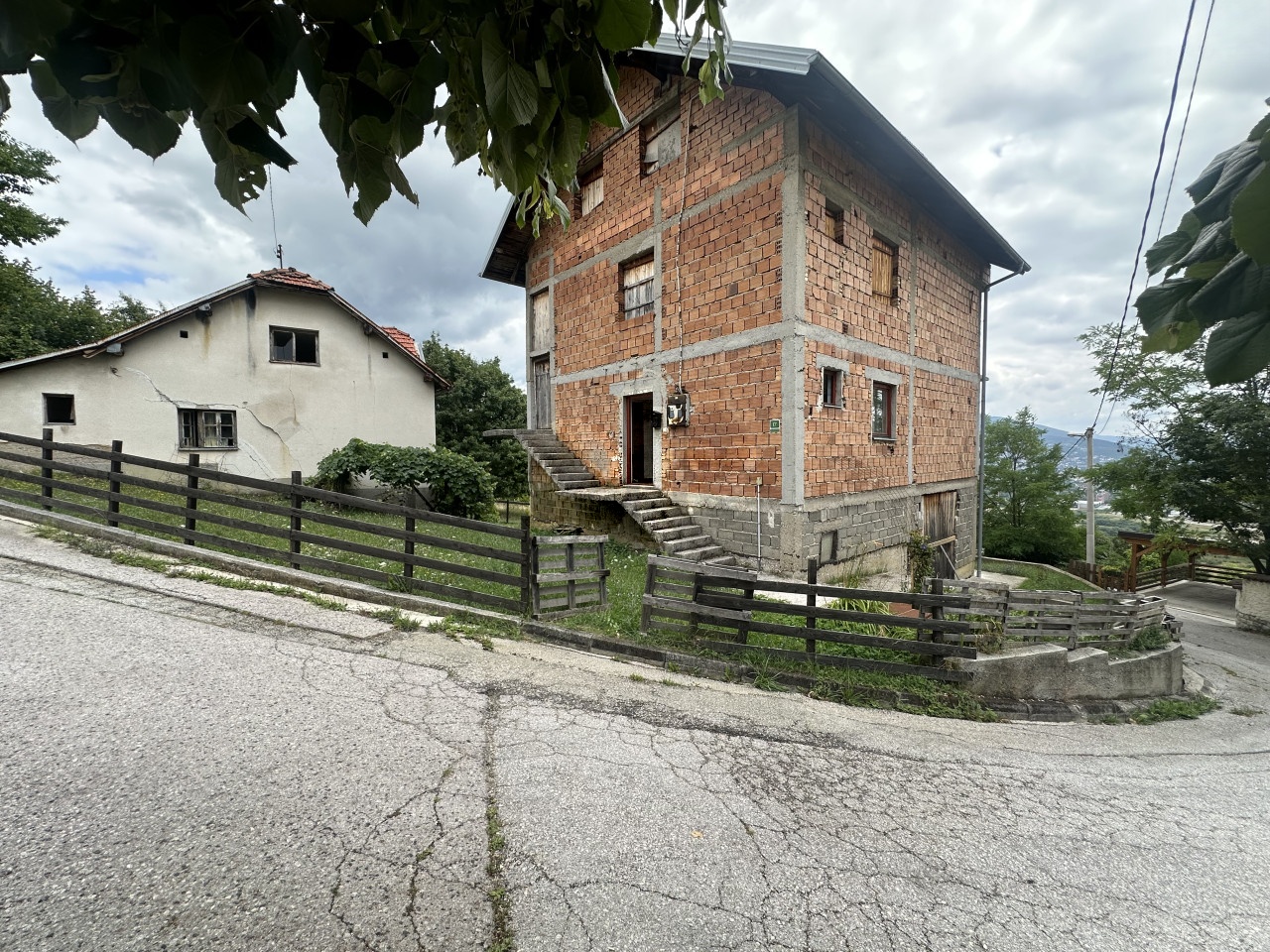 Kuća na 450 m2 okućnice, Poljine, Sarajevo