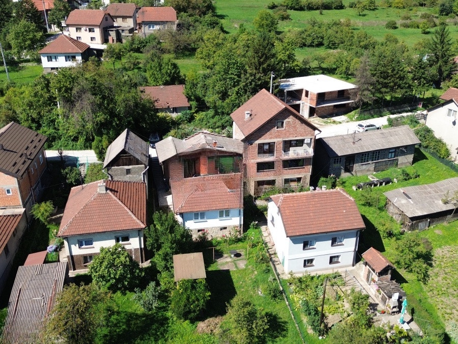 Kuća sa garažom i dvorištem, Tetovo