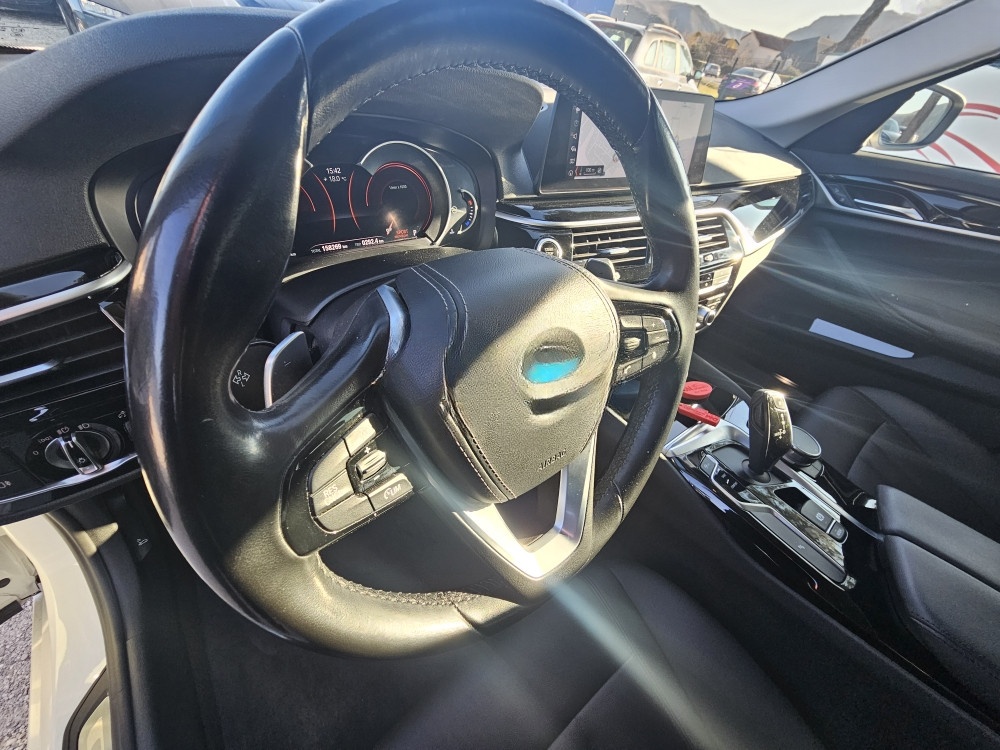 BMW 520d/AUT/NAVI/KOŽA/KAMERA/19 COLL
