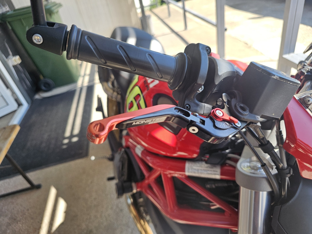 DUCATI MONSTER 696