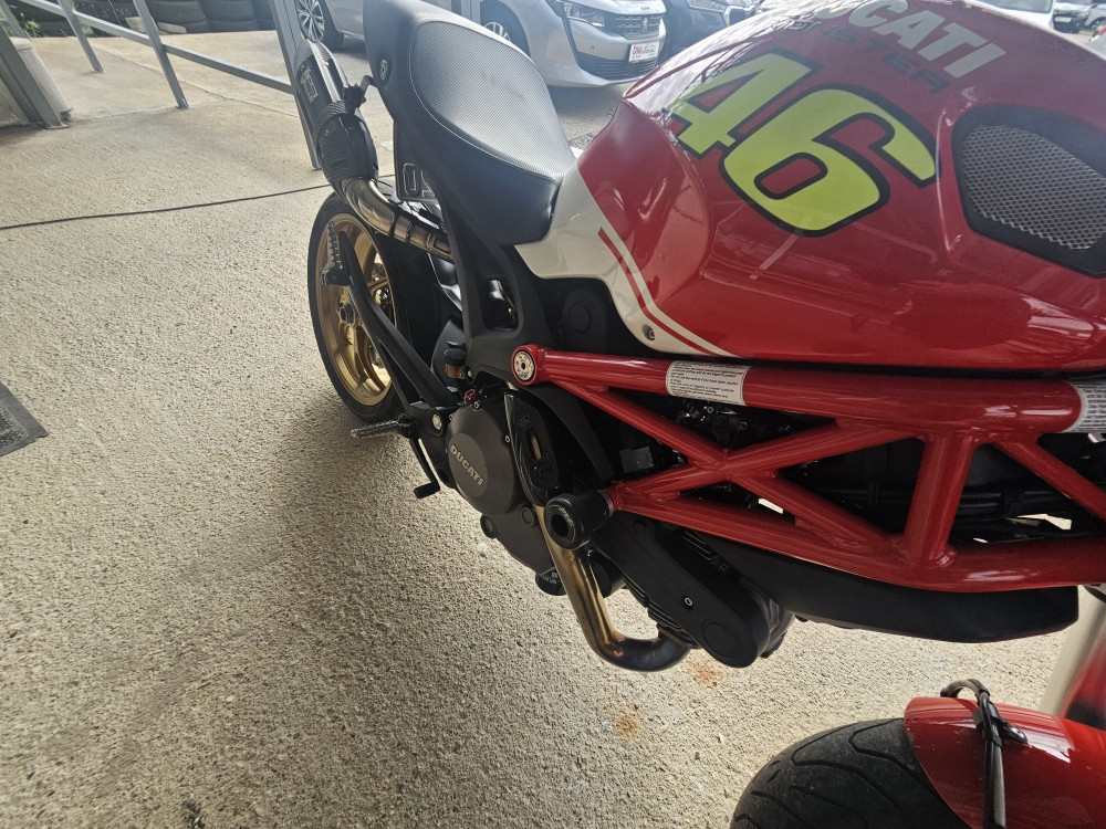 DUCATI MONSTER 696