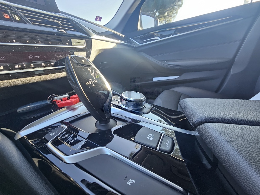 BMW 520d/AUT/NAVI/KOŽA/KAMERA/19 COLL