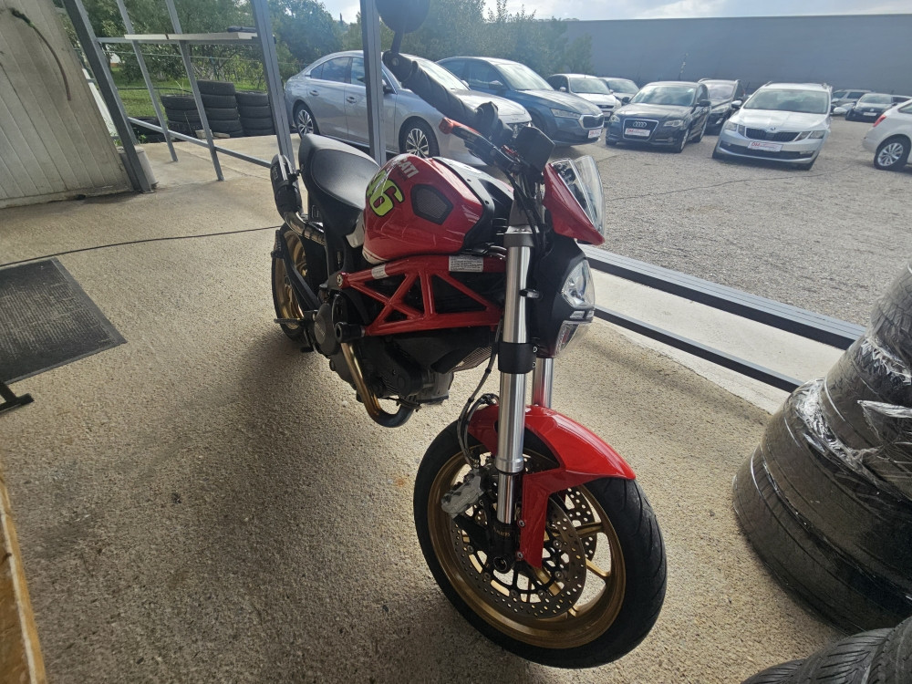 DUCATI MONSTER 696