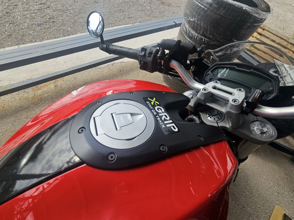 DUCATI MONSTER 696