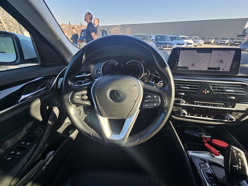 BMW 520d/AUT/NAVI/KOŽA/KAMERA/19 COLL