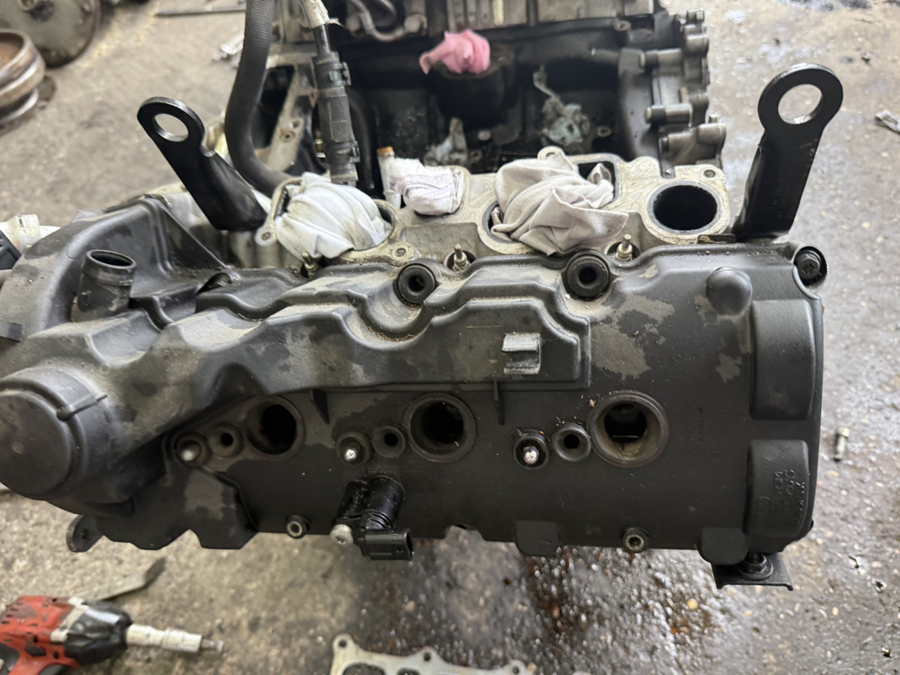 POKLOPAC DEKLO GLAVE AUDI A6 4G 059103469BD 059103470AS