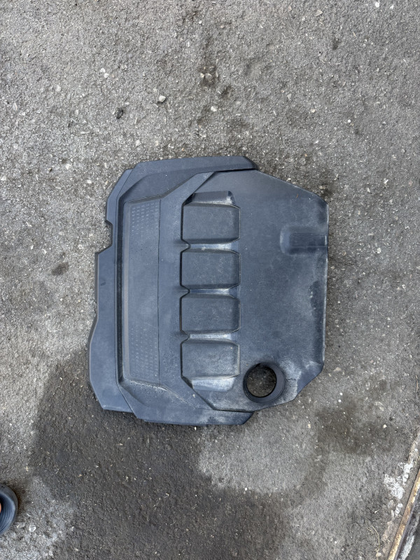 POKLOPAC MOTORA GOLF 8 VIII OCTAVIA A8 AUDI 05L103925L