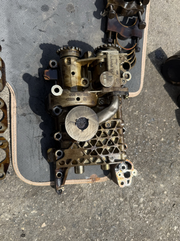 Uljna pumpa WV SKODA GOLF PASSAT AUDI 2.0 TFSI FSI 06B103535F