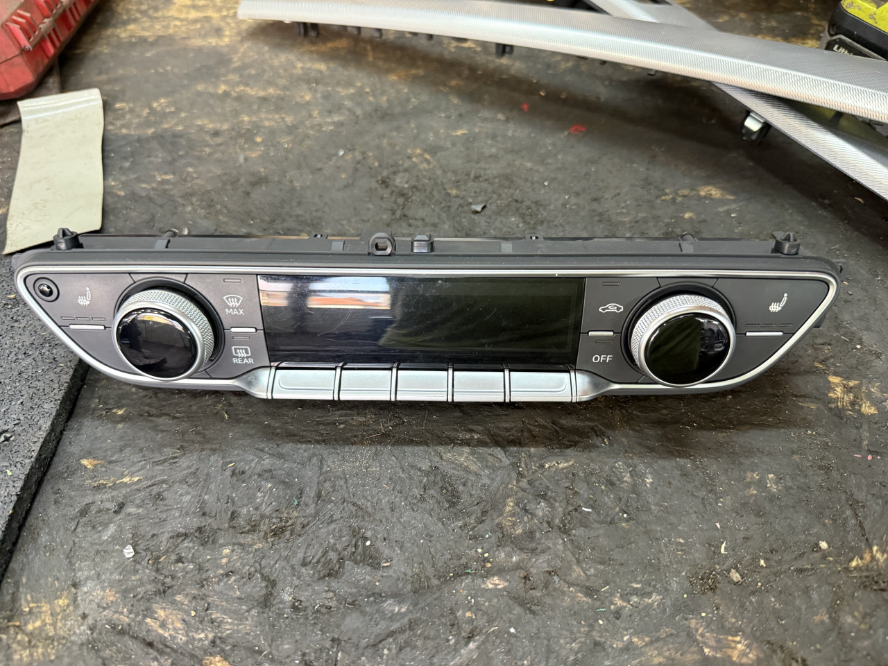 KLIMATRONIK PREKIDACI KLIME AUDI A4 A5 B9 F5 8W0820043G
