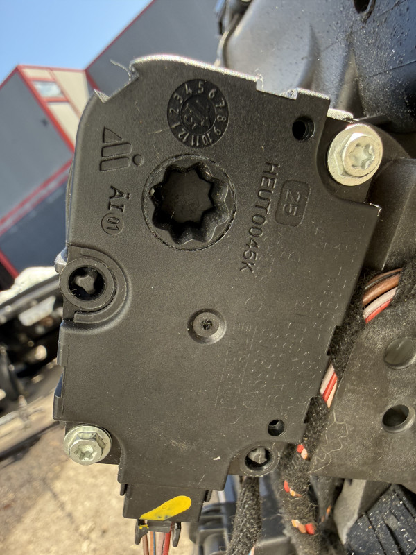 KUTIJA KUCISTE MOTORIC GRIJANJA VENTILATOR AUDI A4 B9 8W1820005B