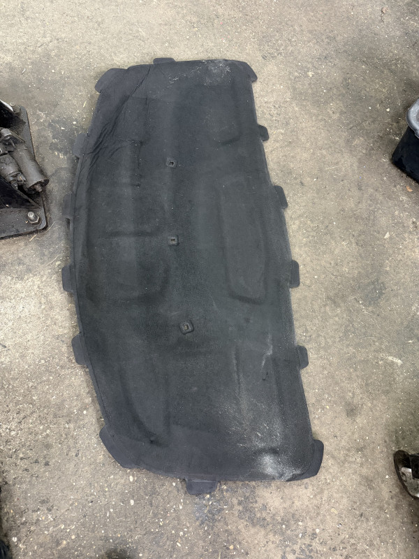 IZOLACIJA TEPIH HAUBE AUDI A4 B9 8W0863825
