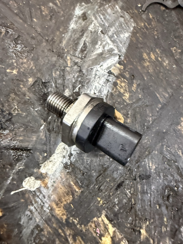SENZOR PRITISKA ULJA BMW F30 8614494 861449401