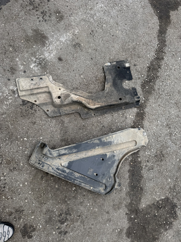TEPIH PLASTIKA ZASTITA PODA AUDI Q7 Q8 4M0825213J 4M0825219F