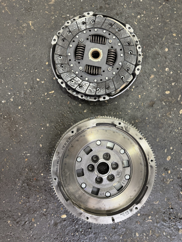 SET KVACILA ZAMAJAC Q3 OCTAVIA A8 GOLF 8 05E105266R 05E141015F