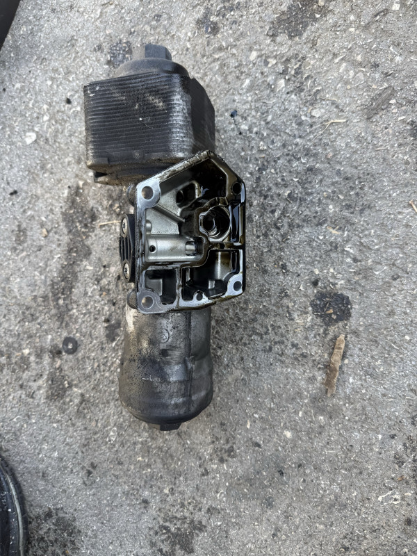 KUCISTE FILTERA ULJA HLADNJAK AUDI 8K B8 2.0 TDI 045115389K