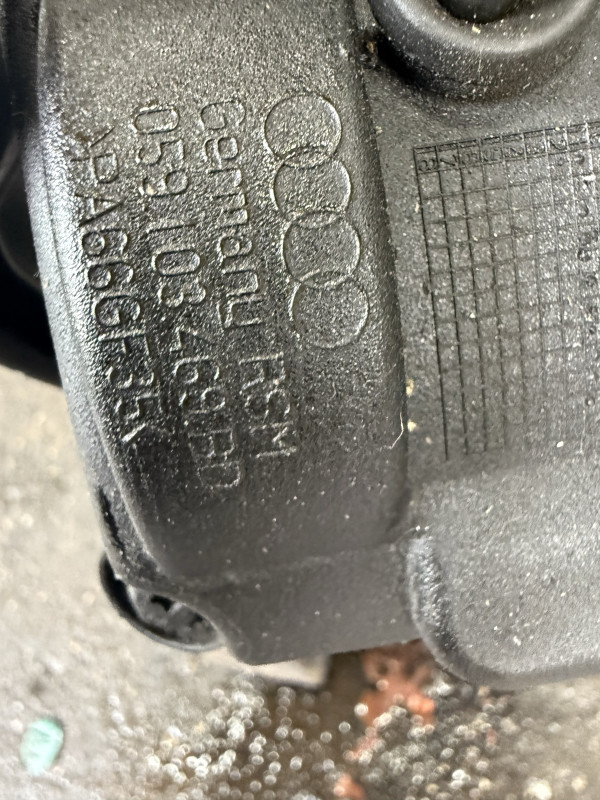 POKLOPAC DEKLO GLAVE AUDI A6 4G 059103469BD 059103470AS