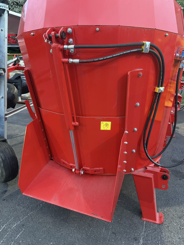 Traktor miks mikserica stočne hrane Firesto novo
