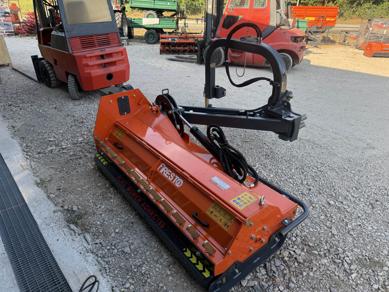 Malčer mulčer 160 180 200 komunalni  AKCIJA na ruci novo traktor