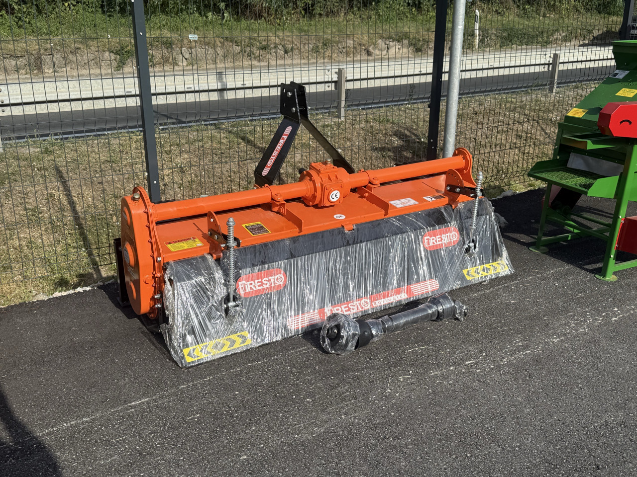 Traktor traktorska freza novo  185