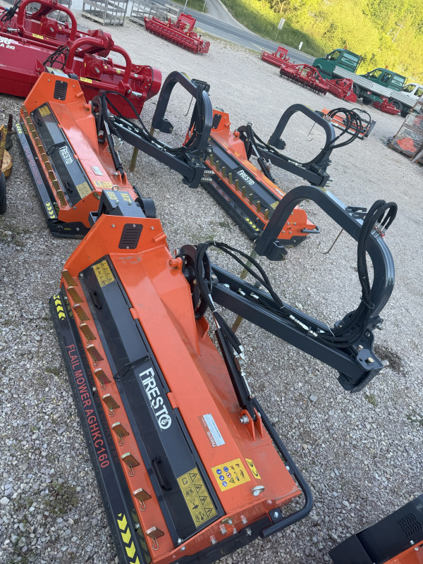 Malčer mulčer 160 180 200 komunalni  AKCIJA na ruci novo traktor