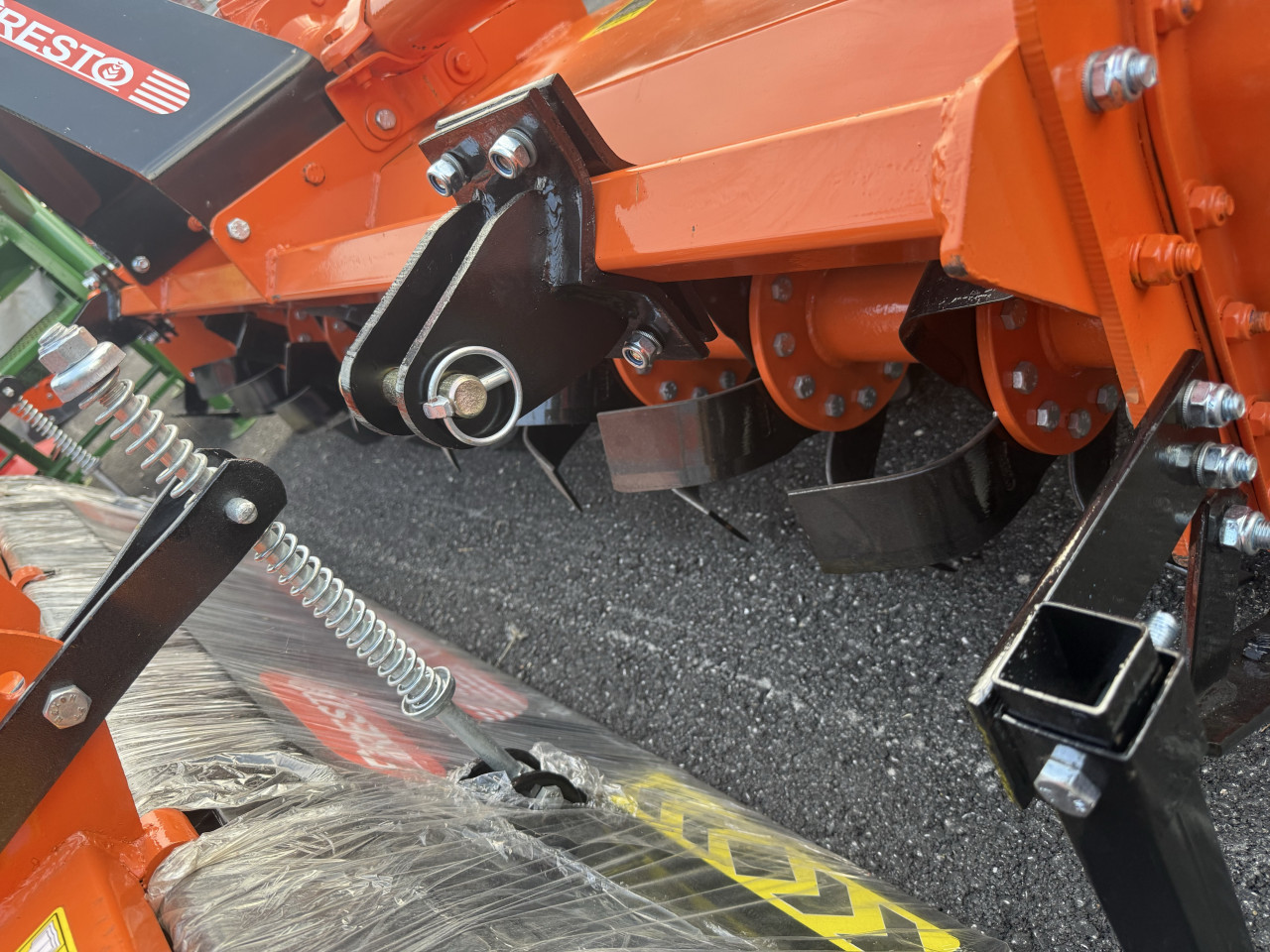 Traktor traktorska freza novo  185