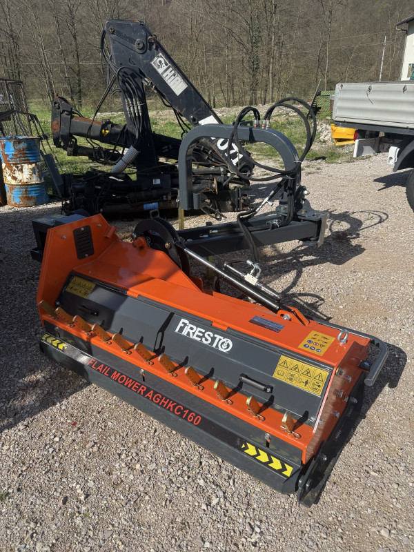 Malčer mulčer 160 180 200 komunalni  AKCIJA na ruci novo traktor